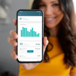 Mulher usando aplicativo de finanças no celular